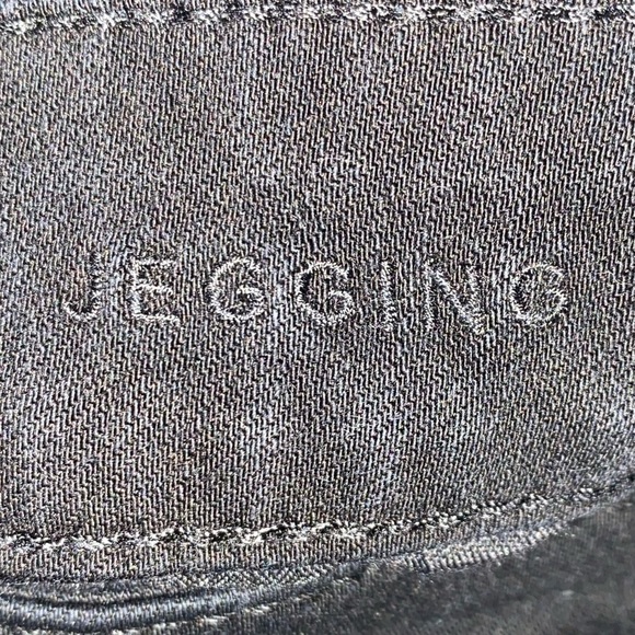 American Eagle Distressed Jegging Dark Black Wash - Ripped Jean - size 2 - Picture 8 of 9